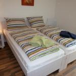 Schlafzimmer mit zwei Einzelbetten