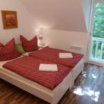 Schlafzimmer mit zwei Einzelbetten