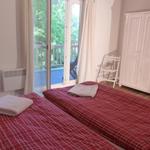Schlafzimmer mit Doppelbett und privatem Balkon