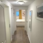 Flur mit Holzboden und Türen zu Schlafzimmer und weiteren Räumen.