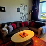 Gemütliches Wohn-/Schlafzimmer mit großer Sofaecke und maritimer Atmosphäre am Südstrand Fehmarn.