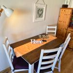 Heller Essbereich im Wohn-/Schlafzimmer für gemeinsame Mahlzeiten im Ostseeurlaub auf Fehmarn.