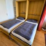 Praktisches Schrankbett im Wohn-/Schlafzimmer für komfortablen und platzsparenden Urlaub auf Fehmarn.
