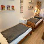 Freundliches separates Schlafzimmer mit gemütlichen Einzelbetten für entspannten Familienurlaub auf Fehmarn.