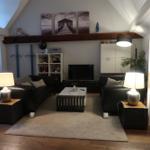 Gemütliches und bis in den Dachfirst offenes Wohnzimmer