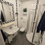 Gepflegtes Badezimmer mit Dusche und stilvoller Ausstattung für angenehmen Komfort im Ostseeurlaub.