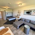 Gemütliches Wohn-/Schlafzimmer mit Sofalandschaft und heller Einrichtung für erholsame Urlaubstage.
