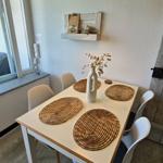 Gemütlicher Essbereich im Wohn-/Schlafzimmer für gemeinsame Mahlzeiten und entspannte Stunden auf Fehmarn.