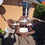 Sonnige Südterrasse mit Sitzgruppe für entspannte Stunden im Freien und gemütliche Urlaubstage.