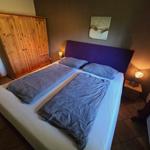 Gemütliches sep. Schlafzimmer mit Boxspringbett für erholsame Nächte im Urlaub auf Fehmarn.