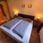 Helles sep. Schlafzimmer mit komfortablem Doppelbett und angenehmer Wohlfühlatmosphäre.