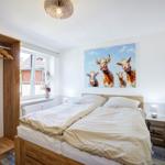 Schlafzimmer mit Fenster zum Innenhof...