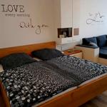 Komfortables Doppelbett im Wohnbereich für erholsamen Schlaf und entspannte Urlaubstage.