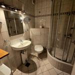 Funktional ausgestattetes Badezimmer mit Dusche, WC und Waschbecken für zusätzlichen Urlaubskomfort.