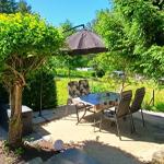 NEU, Sitzecke in unserem Garten mit großem Sonnenschirm, Sitzkissen und Grill für gemütliche Stunden.
