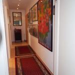 Flur mit Teppichen und Wandbildern