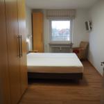 Schlafzimmer mit Doppelbett und TV