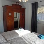 Schlafzimmer mit Schrank,Kommode und Nachtschrank, sowie Fliegengitter