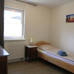 3. Schlafzimmer mit Einzelbett und Komode, sowie Fliegengitter