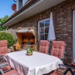 gemütliche Terrasse mit Strandkorb