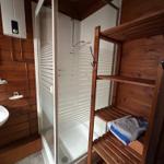 Dusche im Badezimmer