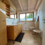 Großes Badezimmer mit Bergsicht