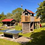 Der weitläufige Spiel- und Abenteuerplatz mit Klettergerüst, Tischtennisplatte und Grillpavillon - Urlaubsfeeling für Jedermann.