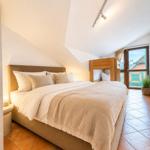 Schlafzimmer mit Doppelbett, Holzbett und Terrassentür.