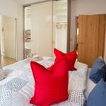 Großes Schlafzimmer mit Spiegel und Schrank