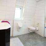 Toilette und Pissoir großes Badezimmer