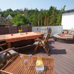 Terrasse mit Tisch und Sonneninsel