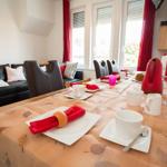 Das Wohnzimmer mit großem Tisch