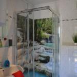 Bad mit Dusche, WC und WB