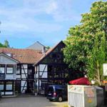 jede Wohnung hat einen kostenfreien Parkplatz vor der Tür

each apartment has a free parking space in front of the door