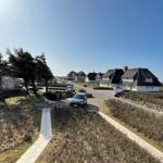 Parkplätze und Fahrradständer hinter dem Haus