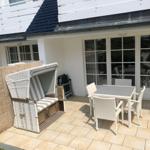 Terrasse mit eigenem Strandkorb