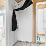 Badezimmer mit Dusche, Badewanne und Blick auf die Aussicht