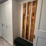 Flur mit Garderobe und viel Stauraum für ihre Kleidung
