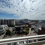 Panoramablick vom Balkon auf Stadtviertel mit Häusern und Wolkenhimmel