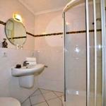 Badezimmer mit Dusche, Waschbecken und Toilette