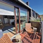 Terrasse mit Sitzgelegenheit und Blick auf die Landschaft.