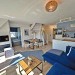 Wohnung mit Küche, Wohnbereich, Schlafzimmer und Treppe.