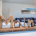Holzdekoration mit Anker und Buchstaben auf Tisch