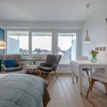 Schlafzimmer mit Blick auf Balkon, Esstisch und TV