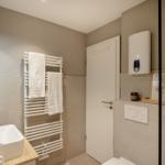 Badezimmer mit Waschbecken, Handtuchhalter und Toilette
