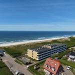 Strandfront-Apartments mit Blick aufs Meer und Dünen.
