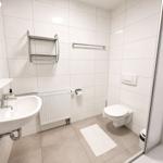 Badezimmer mit Dusche, Toilette und Waschbecken.