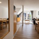 Wohnung mit Essbereich, Wohnzimmer und Balkon mit Blick auf die Umgebung.