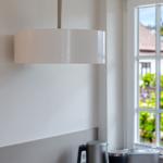 Küche mit Fenster, Dunstabzugshaube und Küchengeräten