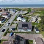 Haus mit Garten und Parkplatz direkt am Strand. Blick auf das Meer und die Umgebung.